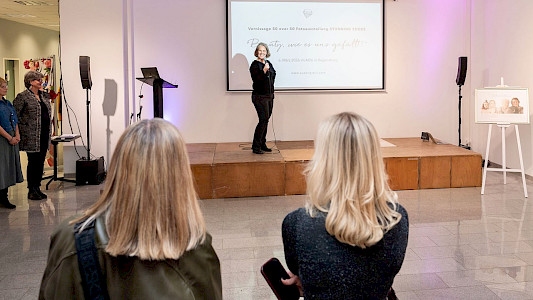 Mein Auftritt bei der Vernissage zur Fotoausstellung "50 over 50 - STUNNING EDGES" in Regensburg, Foto: Petra Wels