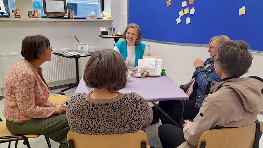 Moment im Workshop "Meine Ressourcenliste: Wissen, was mich stärkt" am 08. März 2026 in Regensburg, Foto: Susan Graul