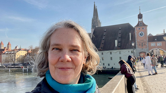 Sabine auf der Regensburger Steinernen Brücke