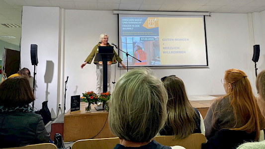 Silke Bausenwein eröffnete den Workshop "Zwischen Macht und Ohnmacht - Frauen in der Bauwelt" der Regensburger Bau-Frauen am 07.03.2026